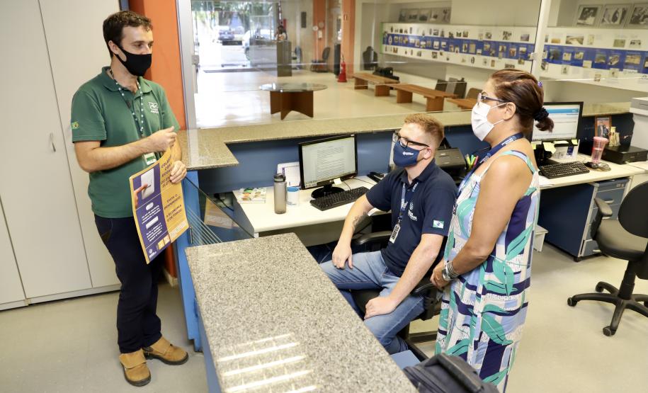 Cartazes e breves palestras trazem dicas e incentivam a economia na Portos do Paraná