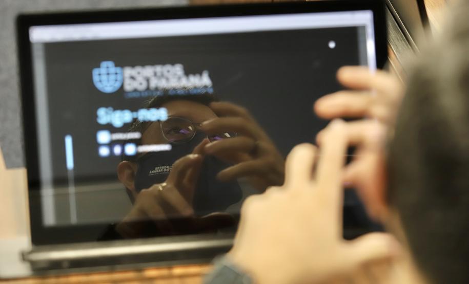 A comitiva conheceu os projetos que a Portos do Paraná desenvolve para aumentar a participação dessa matriz modal no transporte de carga. A pauta do encontro foi a importância da integração.