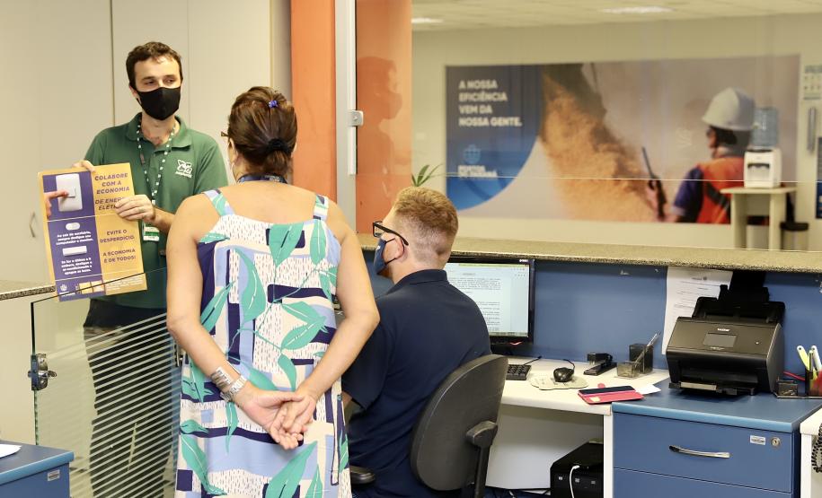 Cartazes e breves palestras trazem dicas e incentivam a economia na Portos do Paraná