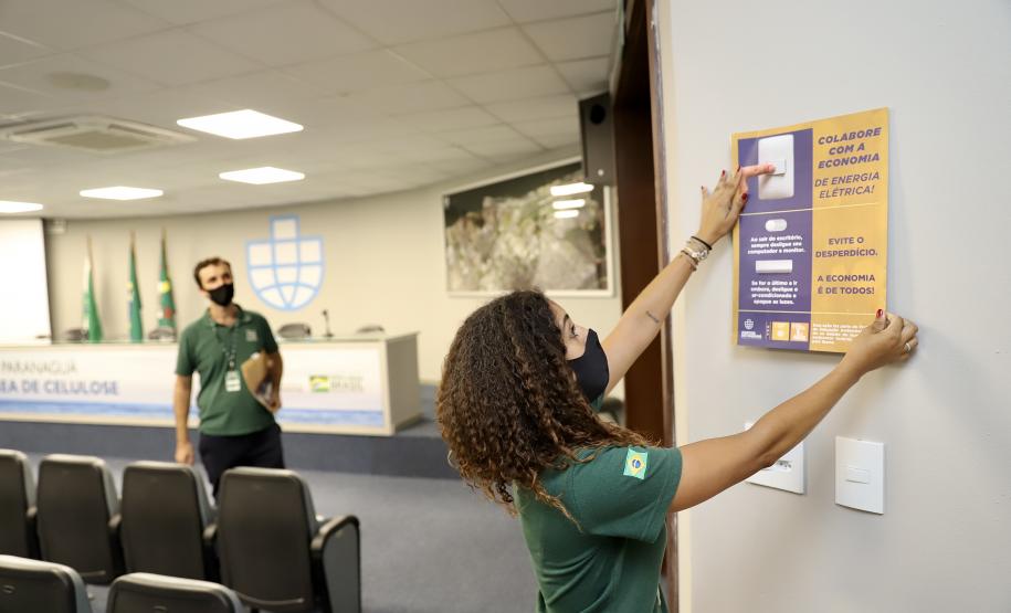 Cartazes e breves palestras trazem dicas e incentivam a economia na Portos do Paraná