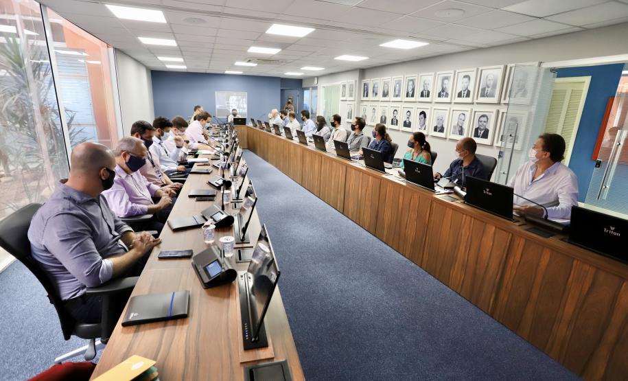 A comitiva conheceu os projetos que a Portos do Paraná desenvolve para aumentar a participação dessa matriz modal no transporte de carga. A pauta do encontro foi a importância da integração.