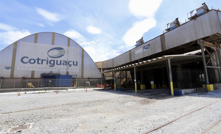 A Cotriguaçu, um dos onze terminais que integram o Corredor de Exportação Leste do Porto de Paranaguá, inaugurou, nesta quarta-feira (10), um novo desvio ferroviário. O investimento privado na remodelação, de R$8 milhões, vai ao encontro do Plano Estadual Ferroviário e dos projetos da Portos do Paraná para ampliação da capacidade e participação do modal no transporte de carga.