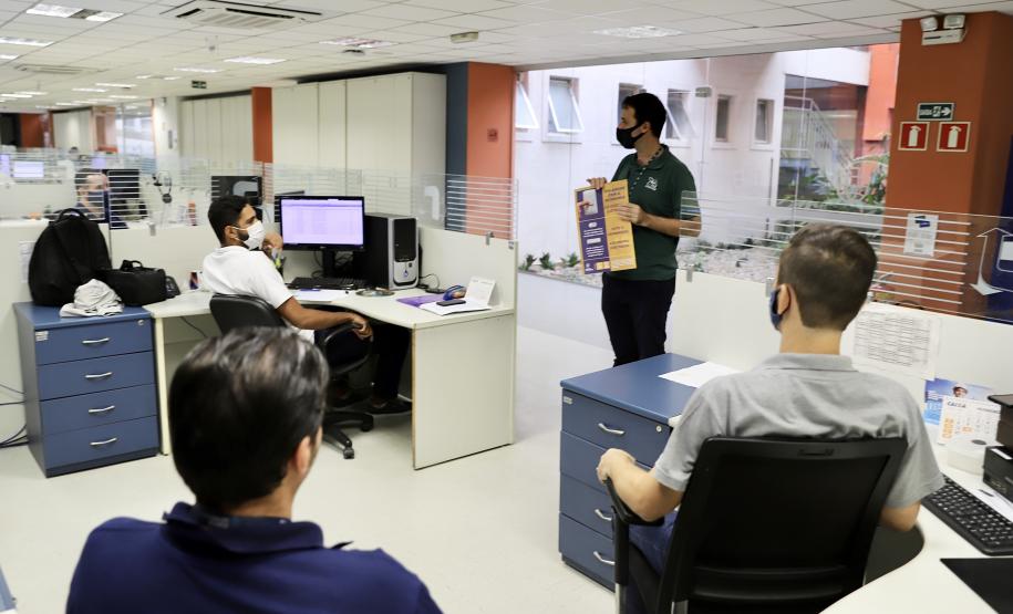 Cartazes e breves palestras trazem dicas e incentivam a economia na Portos do Paraná