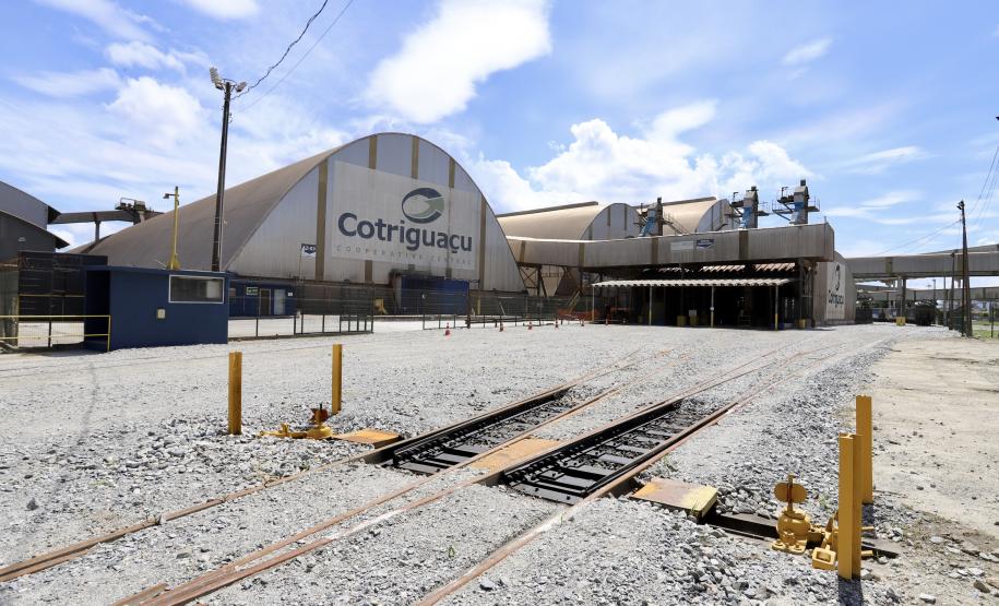 A Cotriguaçu, um dos onze terminais que integram o Corredor de Exportação Leste do Porto de Paranaguá, inaugurou, nesta quarta-feira (10), um novo desvio ferroviário. O investimento privado na remodelação, de R$8 milhões, vai ao encontro do Plano Estadual Ferroviário e dos projetos da Portos do Paraná para ampliação da capacidade e participação do modal no transporte de carga.