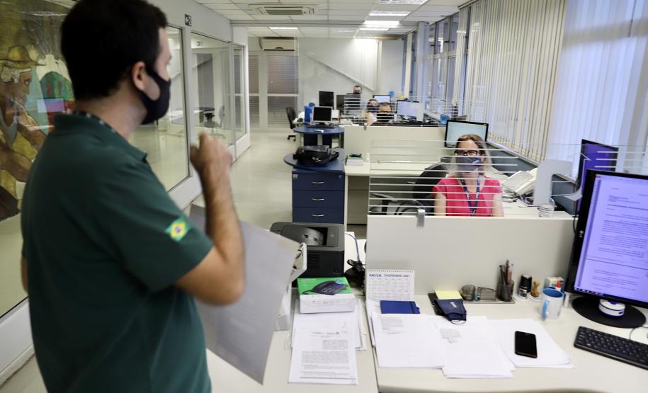 Cartazes e breves palestras trazem dicas e incentivam a economia na Portos do Paraná