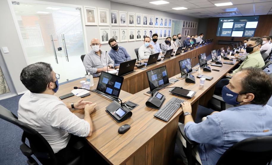 A comitiva conheceu os projetos que a Portos do Paraná desenvolve para aumentar a participação dessa matriz modal no transporte de carga. A pauta do encontro foi a importância da integração.