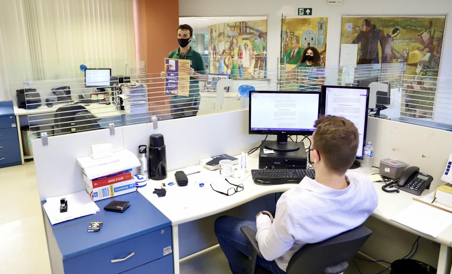 Cartazes e breves palestras trazem dicas e incentivam a economia na Portos do Paraná