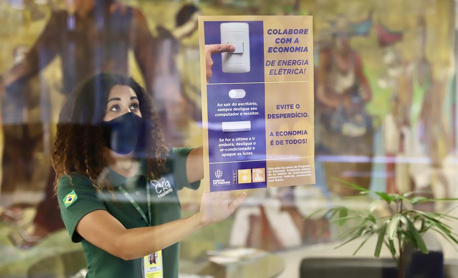 Cartazes e breves palestras trazem dicas e incentivam a economia na Portos do Paraná