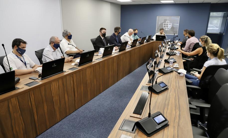 Referência nacional, Portos do Paraná recebe equipe da Codesa