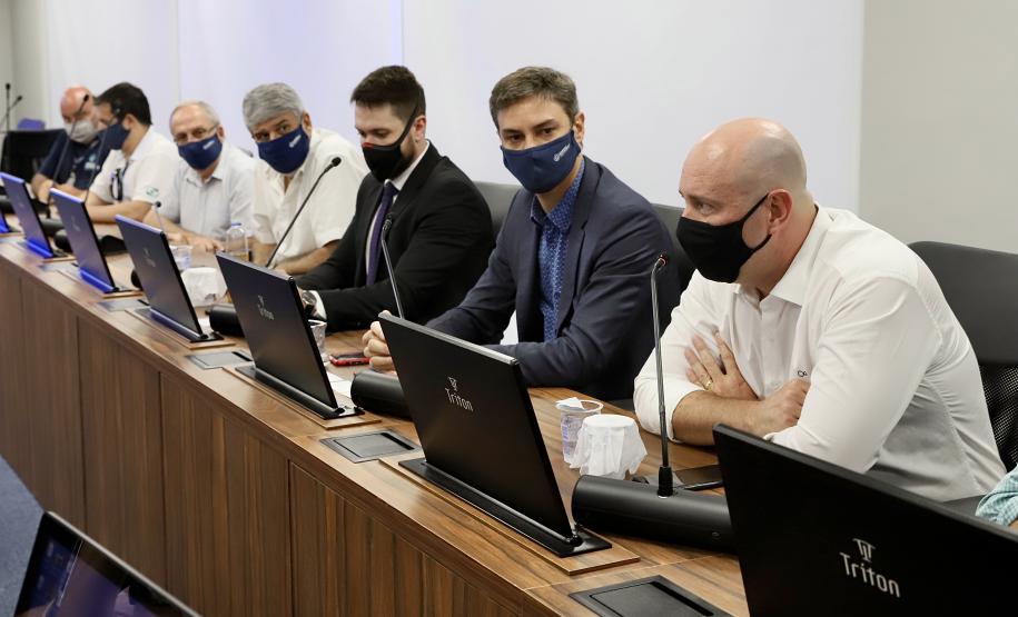 Referência nacional, Portos do Paraná recebe equipe da Codesa