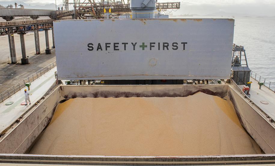 Em 31 dias foram quase 3,6 milhões de toneladas de cargas movimentadas, aumento de 4% em relação ao mesmo mês do ano passado. Apesar do grande volume de chuva, a alta foi registrada tanto na importação quanto na importação.