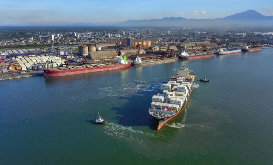 As exportações pelos portos do Paraná, em 2020, superaram as importações em 60,65%. O saldo positivo na balança comercial foi de US$ 6,52 bilhões. A receita gerada pelos produtos embarcados pelos terminais paranaenses somaram US$ 17,27 bilhões. Em mercadorias que chegaram ao país por Paranaguá e Antonina, foram US$ 10,75 bilhões.