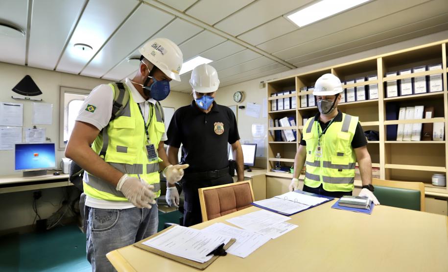 A Portos do Paraná compartilha com a Polícia Federal os dados obtidos nos 27  programas de monitoramentos ambientais. As informações colaboram com a operação “30 Days at Sea 3.0” (30 Dias no Mar) da International Criminal Police Organization - INTERPOL. A ação envolve cerca de 60 países e tem como foco principal o combate à poluição marítima.