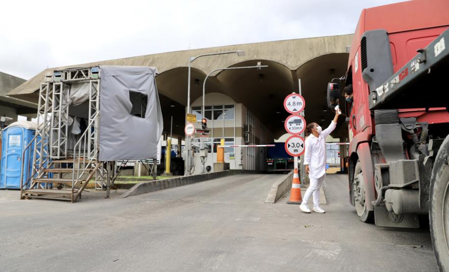 O auge do escoamento da safra coincide com o pico de novos casos e mortes pela Covid-19 no Brasil e no Paraná. Por isso, a Portos do Paraná conta com a consciência e a parceria dos motoristas.