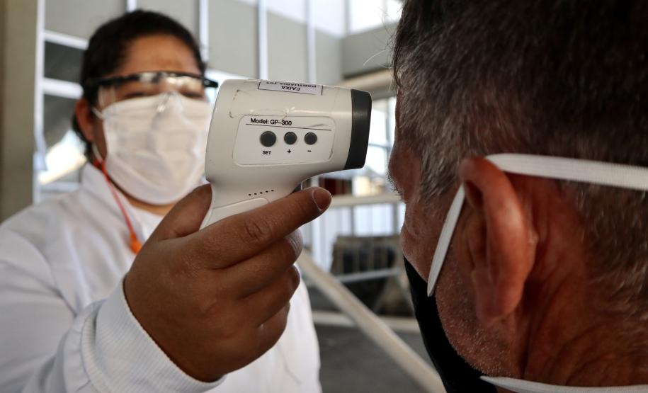 Nesta quinta-feira (25), a estrutura médica completa um ano nos terminais portuários do Paraná. Foram mais de 1,6 milhão de trabalhadores atendidos nas barreiras sanitárias de acesso ao cais e Pátio de Triagem.