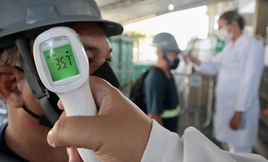 Nesta quinta-feira (25), a estrutura médica completa um ano nos terminais portuários do Paraná. Foram mais de 1,6 milhão de trabalhadores atendidos nas barreiras sanitárias de acesso ao cais e Pátio de Triagem.