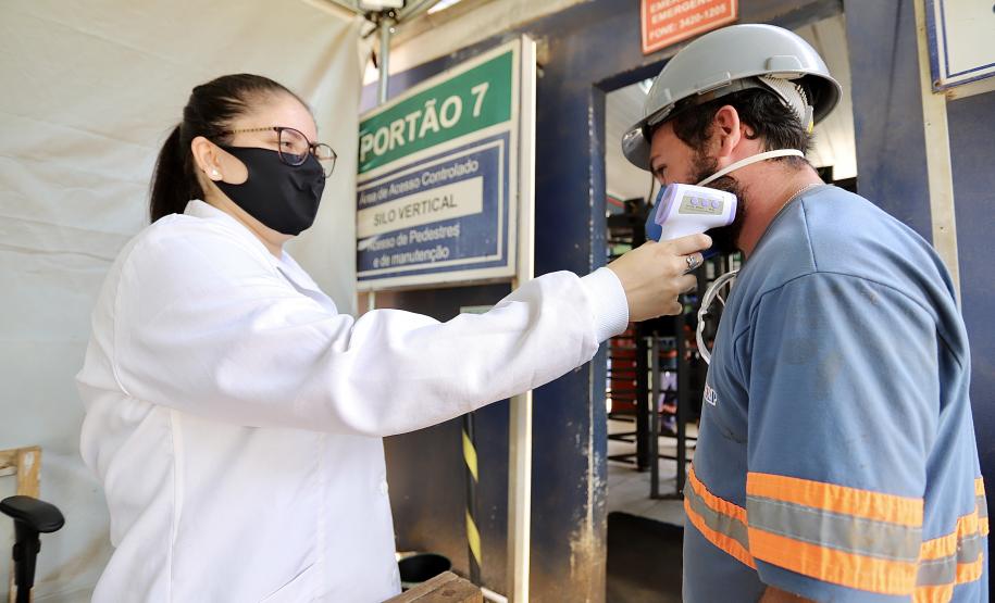 Nesta quinta-feira (25), a estrutura médica completa um ano nos terminais portuários do Paraná. Foram mais de 1,6 milhão de trabalhadores atendidos nas barreiras sanitárias de acesso ao cais e Pátio de Triagem.
