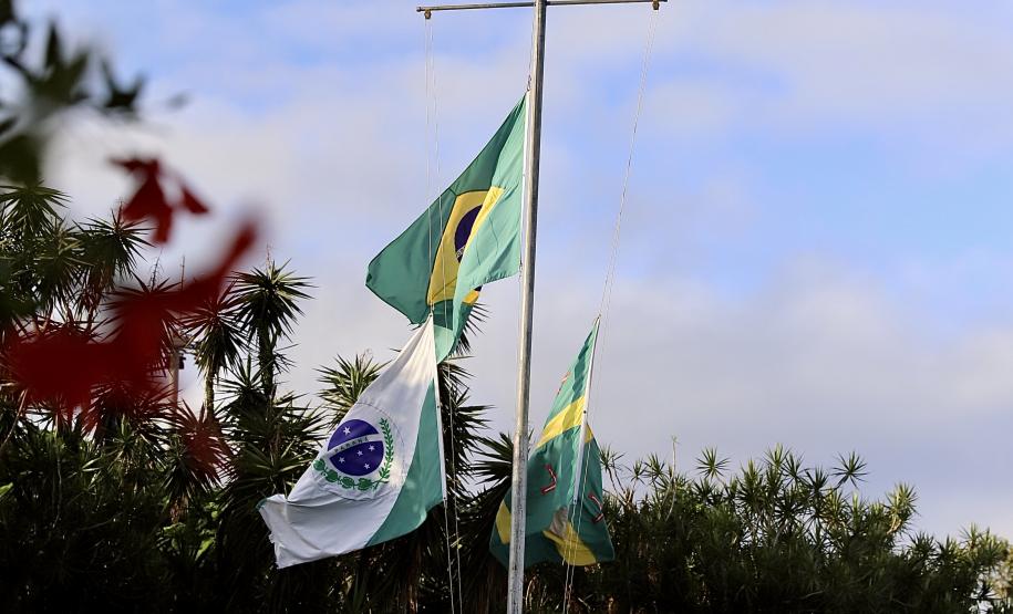 Em luto pelo falecimento do ex-superintendente Daniel Lúcio Oliveira de Souza, a Portos do Paraná hasteou as bandeiras do Porto de Paranaguá em meio-mastro, nesta quinta-feira (25).