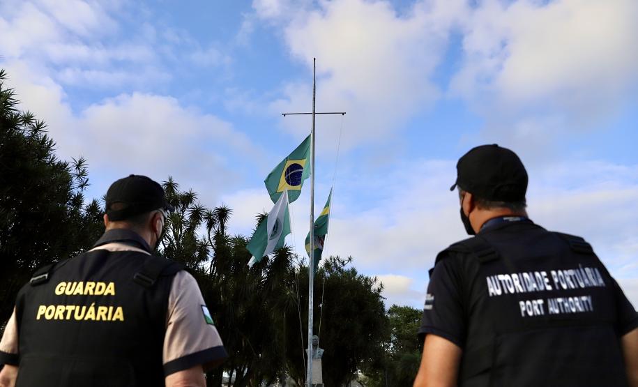 Em luto pelo falecimento do ex-superintendente Daniel Lúcio Oliveira de Souza, a Portos do Paraná hasteou as bandeiras do Porto de Paranaguá em meio-mastro, nesta quinta-feira (25).