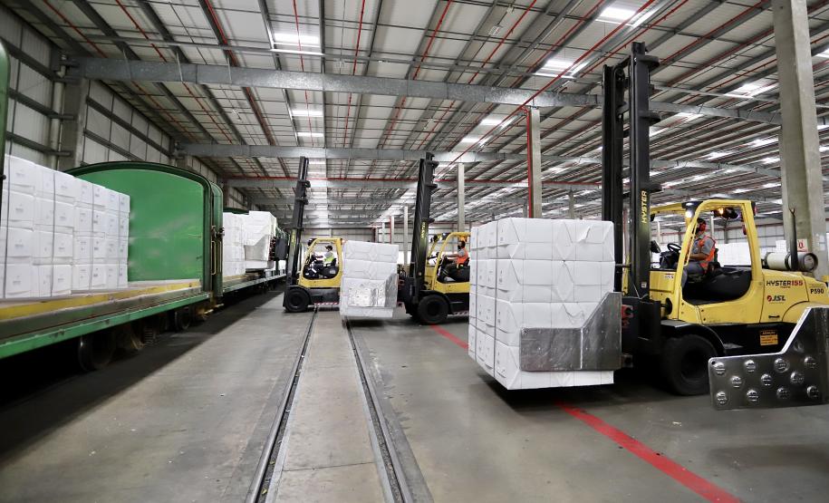 Nos primeiros dois meses deste ano foram 2.414 vagões com 154.464 toneladas. No mesmo bimestre em 2020, 1.918 vagões chegaram carregados com 122.752 toneladas do produto de exportação. A celulose é produzida na Unidade Puma da Klabin, no município de Ortigueira.