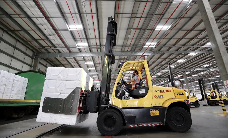 Nos primeiros dois meses deste ano foram 2.414 vagões com 154.464 toneladas. No mesmo bimestre em 2020, 1.918 vagões chegaram carregados com 122.752 toneladas do produto de exportação. A celulose é produzida na Unidade Puma da Klabin, no município de Ortigueira.