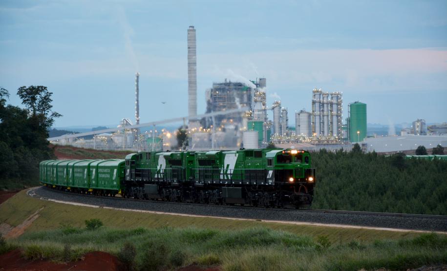 Nos primeiros dois meses deste ano foram 2.414 vagões com 154.464 toneladas. No mesmo bimestre em 2020, 1.918 vagões chegaram carregados com 122.752 toneladas do produto de exportação. A celulose é produzida na Unidade Puma da Klabin, no município de Ortigueira.