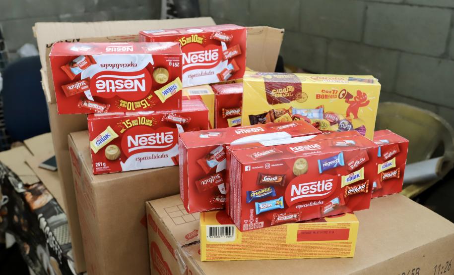 Empregados e diretoria da Portos do Paraná ofereceram as guloseimas a famílias de duas associações, uma em Paranaguá e uma em Antonina