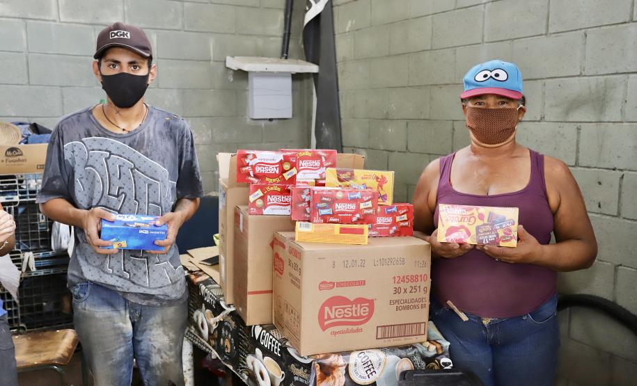 Empregados e diretoria da Portos do Paraná ofereceram as guloseimas a famílias de duas associações, uma em Paranaguá e uma em Antonina