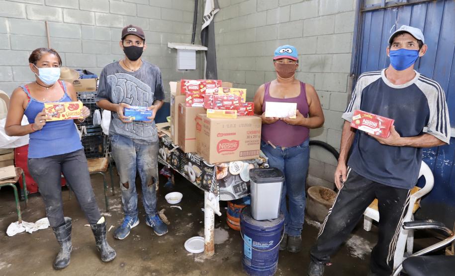 Empregados e diretoria da Portos do Paraná ofereceram as guloseimas a famílias de duas associações, uma em Paranaguá e uma em Antonina