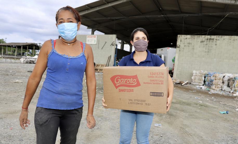 Empregados e diretoria da Portos do Paraná ofereceram as guloseimas a famílias de duas associações, uma em Paranaguá e uma em Antonina