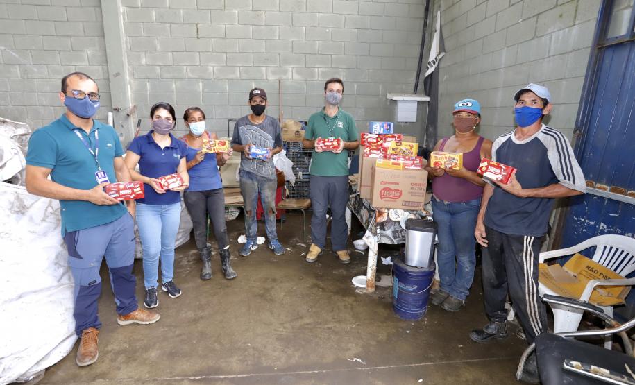 Empregados e diretoria da Portos do Paraná ofereceram as guloseimas a famílias de duas associações, uma em Paranaguá e uma em Antonina