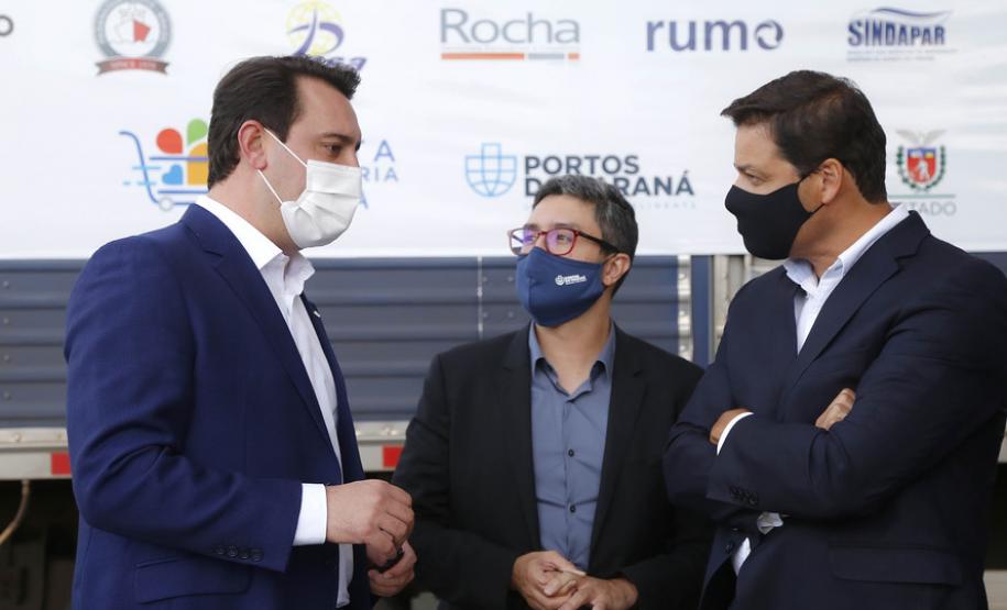 Foram arrecadadas 125 toneladas de alimentos, parte deles entregue nesta quarta-feira (31) ao governador Carlos Massa Ratinho Junior para posterior distribuição às famílias vulneráveis.  Doações fazem parta da campanha Cesta Solidária.