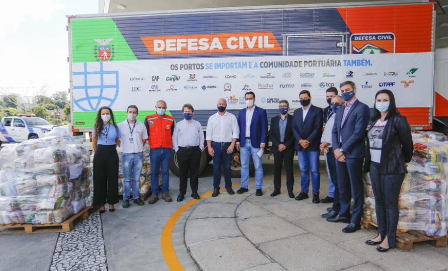 Foram arrecadadas 125 toneladas de alimentos, parte deles entregue nesta quarta-feira (31) ao governador Carlos Massa Ratinho Junior para posterior distribuição às famílias vulneráveis.  Doações fazem parta da campanha Cesta Solidária.