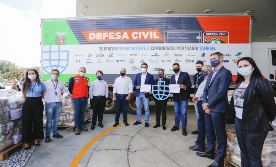 Foram arrecadadas 125 toneladas de alimentos, parte deles entregue nesta quarta-feira (31) ao governador Carlos Massa Ratinho Junior para posterior distribuição às famílias vulneráveis.  Doações fazem parta da campanha Cesta Solidária.