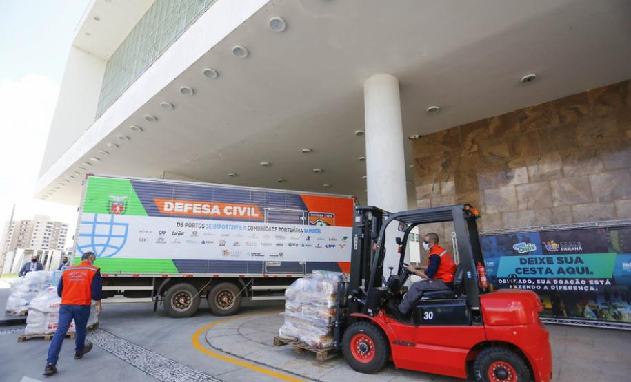 Foram arrecadadas 125 toneladas de alimentos, parte deles entregue nesta quarta-feira (31) ao governador Carlos Massa Ratinho Junior para posterior distribuição às famílias vulneráveis.  Doações fazem parta da campanha Cesta Solidária.