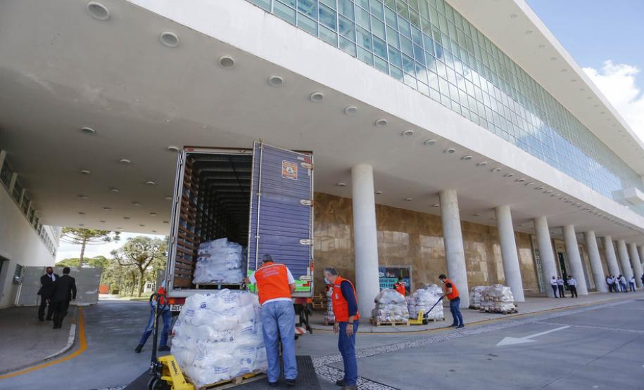 Foram arrecadadas 125 toneladas de alimentos, parte deles entregue nesta quarta-feira (31) ao governador Carlos Massa Ratinho Junior para posterior distribuição às famílias vulneráveis.  Doações fazem parta da campanha Cesta Solidária.