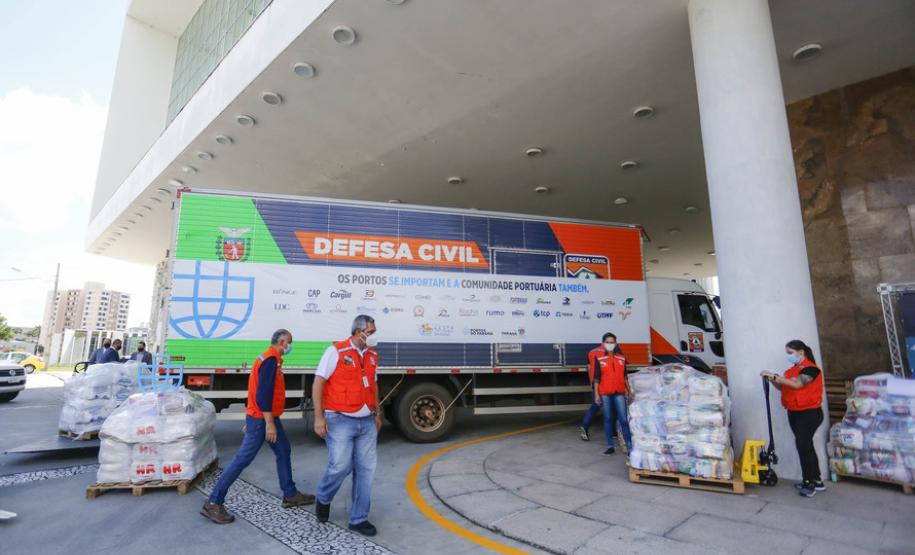 Foram arrecadadas 125 toneladas de alimentos, parte deles entregue nesta quarta-feira (31) ao governador Carlos Massa Ratinho Junior para posterior distribuição às famílias vulneráveis.  Doações fazem parta da campanha Cesta Solidária.
