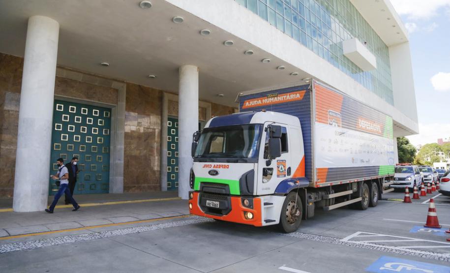 Foram arrecadadas 125 toneladas de alimentos, parte deles entregue nesta quarta-feira (31) ao governador Carlos Massa Ratinho Junior para posterior distribuição às famílias vulneráveis.  Doações fazem parta da campanha Cesta Solidária.