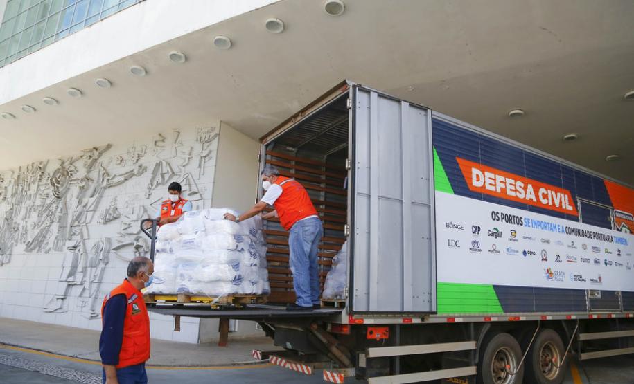 Foram arrecadadas 125 toneladas de alimentos, parte deles entregue nesta quarta-feira (31) ao governador Carlos Massa Ratinho Junior para posterior distribuição às famílias vulneráveis.  Doações fazem parta da campanha Cesta Solidária.