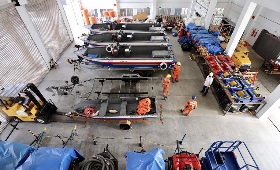 Quase 12 anos após o último incidente de grande proporção registrado em área do porto organizado, a Portos do Paraná reafirma seu compromisso com a preservação da vida, da saúde e do meio ambiente no desenvolvimento das atividades portuárias no Estado.