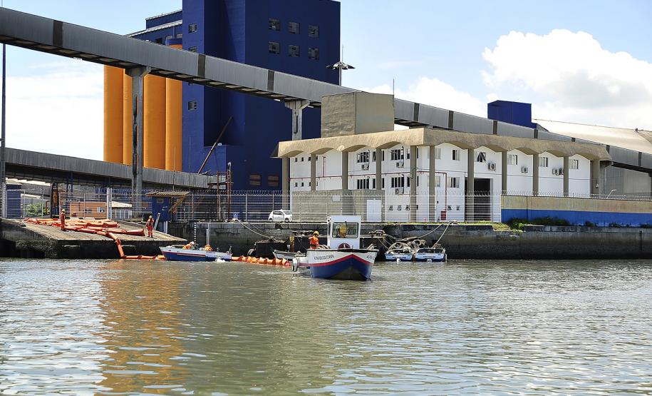 Quase 12 anos após o último incidente de grande proporção registrado em área do porto organizado, a Portos do Paraná reafirma seu compromisso com a preservação da vida, da saúde e do meio ambiente no desenvolvimento das atividades portuárias no Estado.