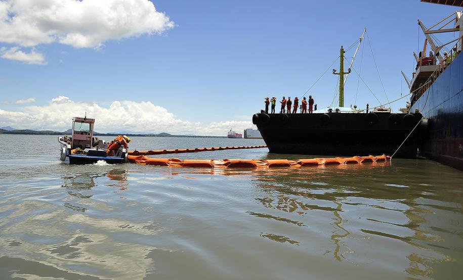 Quase 12 anos após o último incidente de grande proporção registrado em área do porto organizado, a Portos do Paraná reafirma seu compromisso com a preservação da vida, da saúde e do meio ambiente no desenvolvimento das atividades portuárias no Estado.