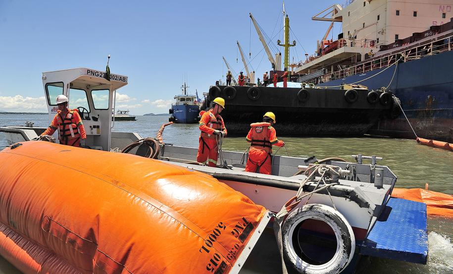 Quase 12 anos após o último incidente de grande proporção registrado em área do porto organizado, a Portos do Paraná reafirma seu compromisso com a preservação da vida, da saúde e do meio ambiente no desenvolvimento das atividades portuárias no Estado.
