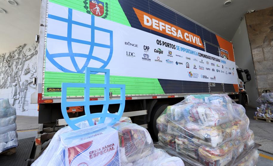 A comunidade portuária de Paranaguá e Antonina arrecadou 125 toneladas alimentos para a campanha Cesta Solidária do Governo do Estado. Em 9 mil cestas básicas são 45 toneladas de arroz, 25 toneladas de açúcar; 9 toneladas de fubá; 9 toneladas de farinha de trigo; 9 toneladas de feijão; 9 toneladas de sal; 4,5 toneladas de macarrão; 4,5 toneladas de farinha de milho; 2.250 quilos de café; 9 mil pacotes de bolacha e 9 mil garrafas de óleo de soja; além de 36 mil rolos de papel higiênico que serão distribuídas