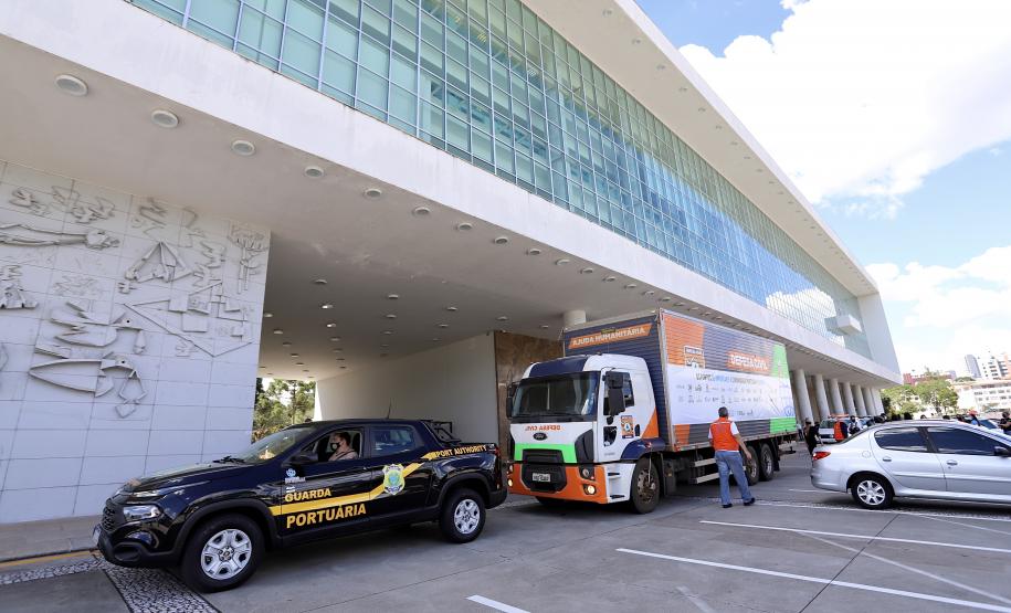 A comunidade portuária de Paranaguá e Antonina arrecadou 125 toneladas alimentos para a campanha Cesta Solidária do Governo do Estado. Em 9 mil cestas básicas são 45 toneladas de arroz, 25 toneladas de açúcar; 9 toneladas de fubá; 9 toneladas de farinha de trigo; 9 toneladas de feijão; 9 toneladas de sal; 4,5 toneladas de macarrão; 4,5 toneladas de farinha de milho; 2.250 quilos de café; 9 mil pacotes de bolacha e 9 mil garrafas de óleo de soja; além de 36 mil rolos de papel higiênico que serão distribuídas
