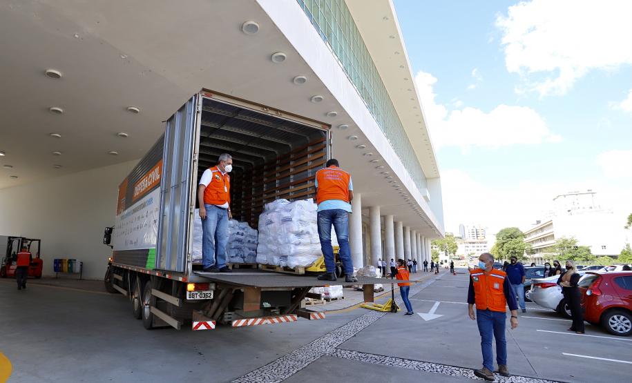 A comunidade portuária de Paranaguá e Antonina arrecadou 125 toneladas alimentos para a campanha Cesta Solidária do Governo do Estado. Em 9 mil cestas básicas são 45 toneladas de arroz, 25 toneladas de açúcar; 9 toneladas de fubá; 9 toneladas de farinha de trigo; 9 toneladas de feijão; 9 toneladas de sal; 4,5 toneladas de macarrão; 4,5 toneladas de farinha de milho; 2.250 quilos de café; 9 mil pacotes de bolacha e 9 mil garrafas de óleo de soja; além de 36 mil rolos de papel higiênico que serão distribuídas