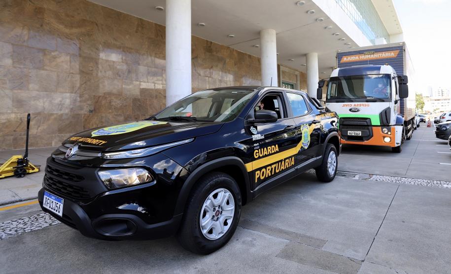 A comunidade portuária de Paranaguá e Antonina arrecadou 125 toneladas alimentos para a campanha Cesta Solidária do Governo do Estado. Em 9 mil cestas básicas são 45 toneladas de arroz, 25 toneladas de açúcar; 9 toneladas de fubá; 9 toneladas de farinha de trigo; 9 toneladas de feijão; 9 toneladas de sal; 4,5 toneladas de macarrão; 4,5 toneladas de farinha de milho; 2.250 quilos de café; 9 mil pacotes de bolacha e 9 mil garrafas de óleo de soja; além de 36 mil rolos de papel higiênico que serão distribuídas