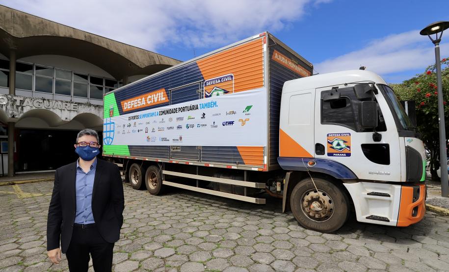 A comunidade portuária de Paranaguá e Antonina arrecadou 125 toneladas alimentos para a campanha Cesta Solidária do Governo do Estado. Em 9 mil cestas básicas são 45 toneladas de arroz, 25 toneladas de açúcar; 9 toneladas de fubá; 9 toneladas de farinha de trigo; 9 toneladas de feijão; 9 toneladas de sal; 4,5 toneladas de macarrão; 4,5 toneladas de farinha de milho; 2.250 quilos de café; 9 mil pacotes de bolacha e 9 mil garrafas de óleo de soja; além de 36 mil rolos de papel higiênico que serão distribuídas