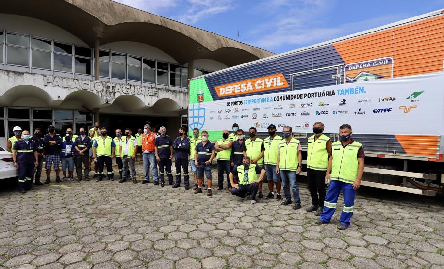 A comunidade portuária de Paranaguá e Antonina arrecadou 125 toneladas alimentos para a campanha Cesta Solidária do Governo do Estado. Em 9 mil cestas básicas são 45 toneladas de arroz, 25 toneladas de açúcar; 9 toneladas de fubá; 9 toneladas de farinha de trigo; 9 toneladas de feijão; 9 toneladas de sal; 4,5 toneladas de macarrão; 4,5 toneladas de farinha de milho; 2.250 quilos de café; 9 mil pacotes de bolacha e 9 mil garrafas de óleo de soja; além de 36 mil rolos de papel higiênico que serão distribuídas