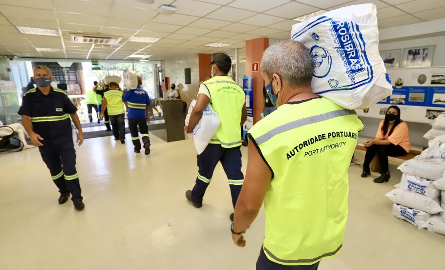 A comunidade portuária de Paranaguá e Antonina arrecadou 125 toneladas alimentos para a campanha Cesta Solidária do Governo do Estado. Em 9 mil cestas básicas são 45 toneladas de arroz, 25 toneladas de açúcar; 9 toneladas de fubá; 9 toneladas de farinha de trigo; 9 toneladas de feijão; 9 toneladas de sal; 4,5 toneladas de macarrão; 4,5 toneladas de farinha de milho; 2.250 quilos de café; 9 mil pacotes de bolacha e 9 mil garrafas de óleo de soja; além de 36 mil rolos de papel higiênico que serão distribuídas